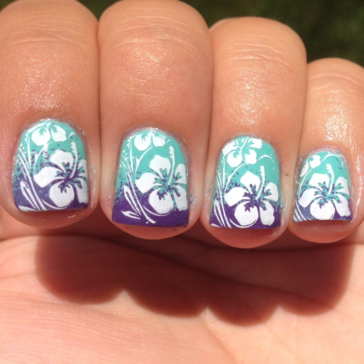 déco-ongles-motifs-floral-French-manucure-violet