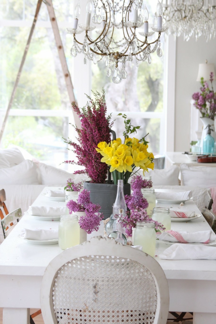 déco-table-fête-mères-bouquet-fleurs-printanières-lilas-jonquilles