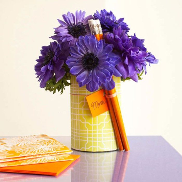 déco-table-fête-mères-bouquet-fleurs-vase-boîte-crayons