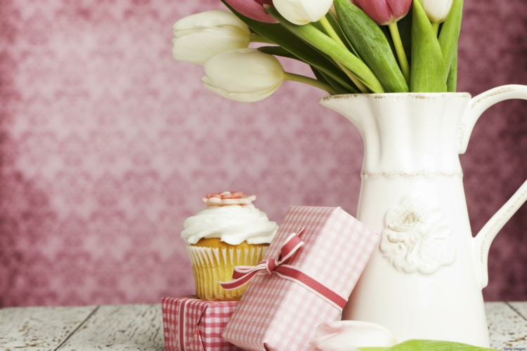 déco-table-fête-mères-bouquet-tulipes-cupcake-cadeau déco table