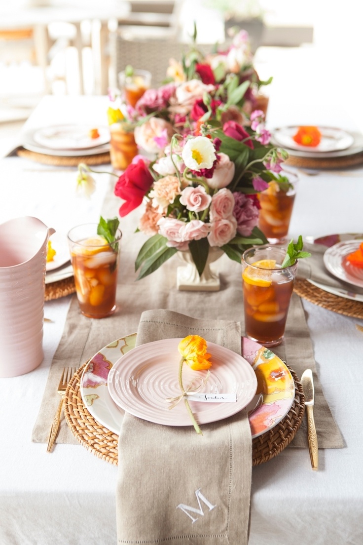 déco-table-fête-mères-bouquets-fleurs-boissons-tracnhes-orange
