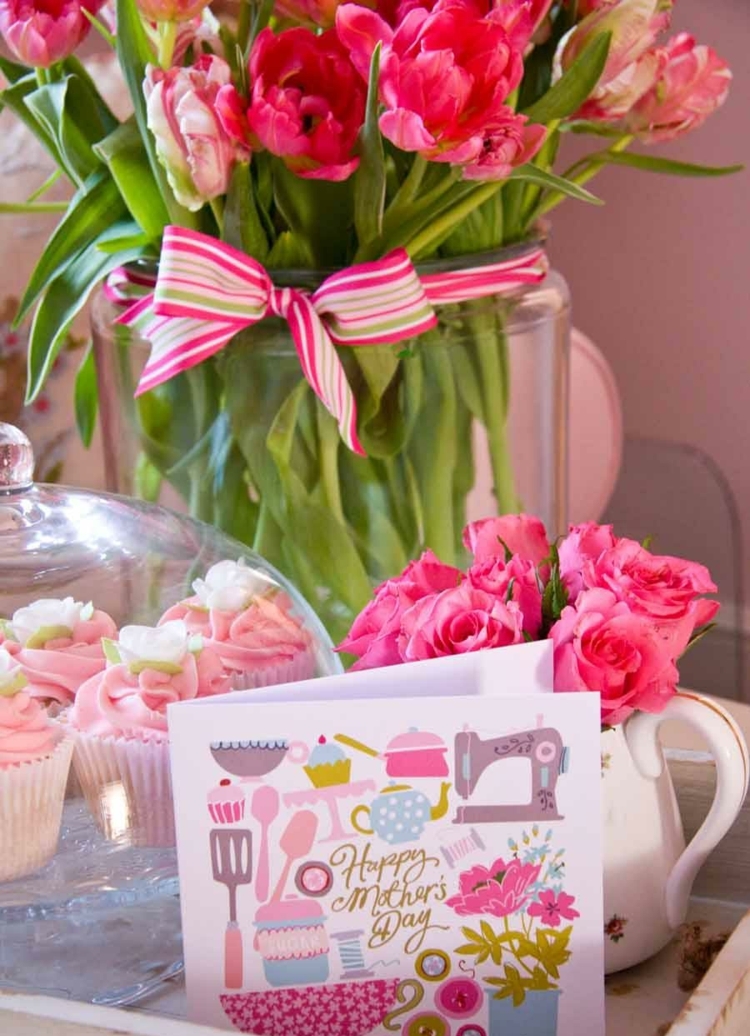 déco-table-fête-mères-carte-multicolore-bouquet-roses-tulipes