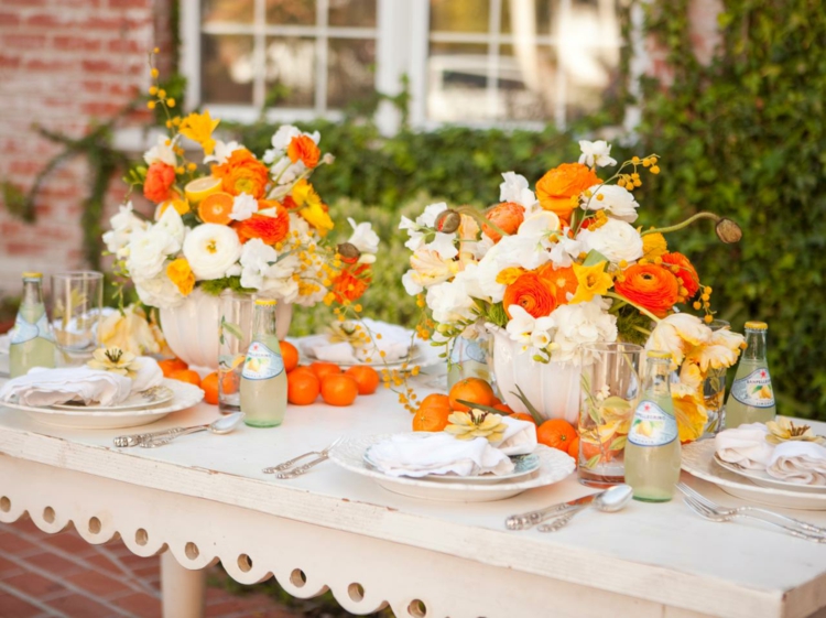 déco-table-fête-mères-fleurs-printanières-blanches-orange