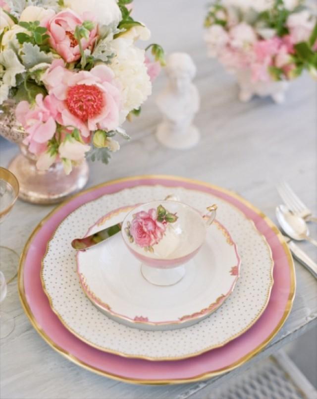déco-table-fête-mères-fleurs-tasse-assiettes-roses-pois