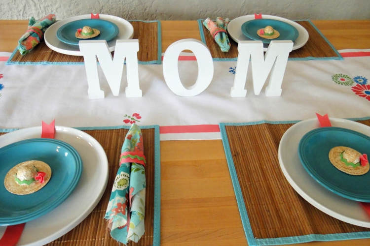 déco-table-fête-mères-lettres-bois-serviettes-multicolores