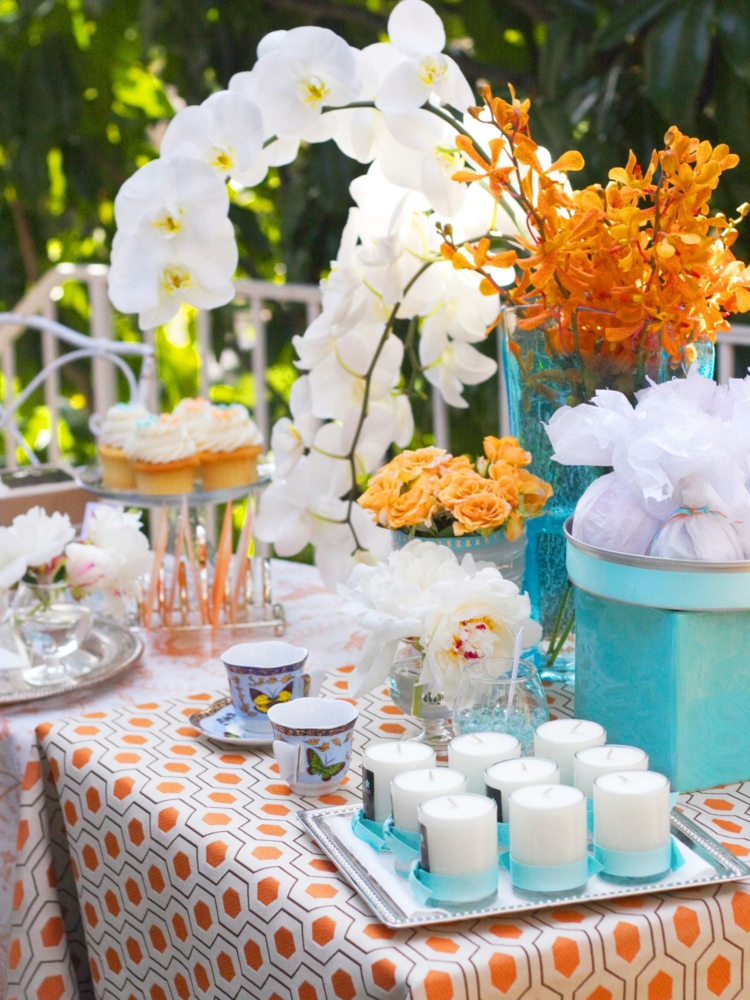 déco-table-fête-mères-nappe-héxagone-orchidées-cupcakes-bougies