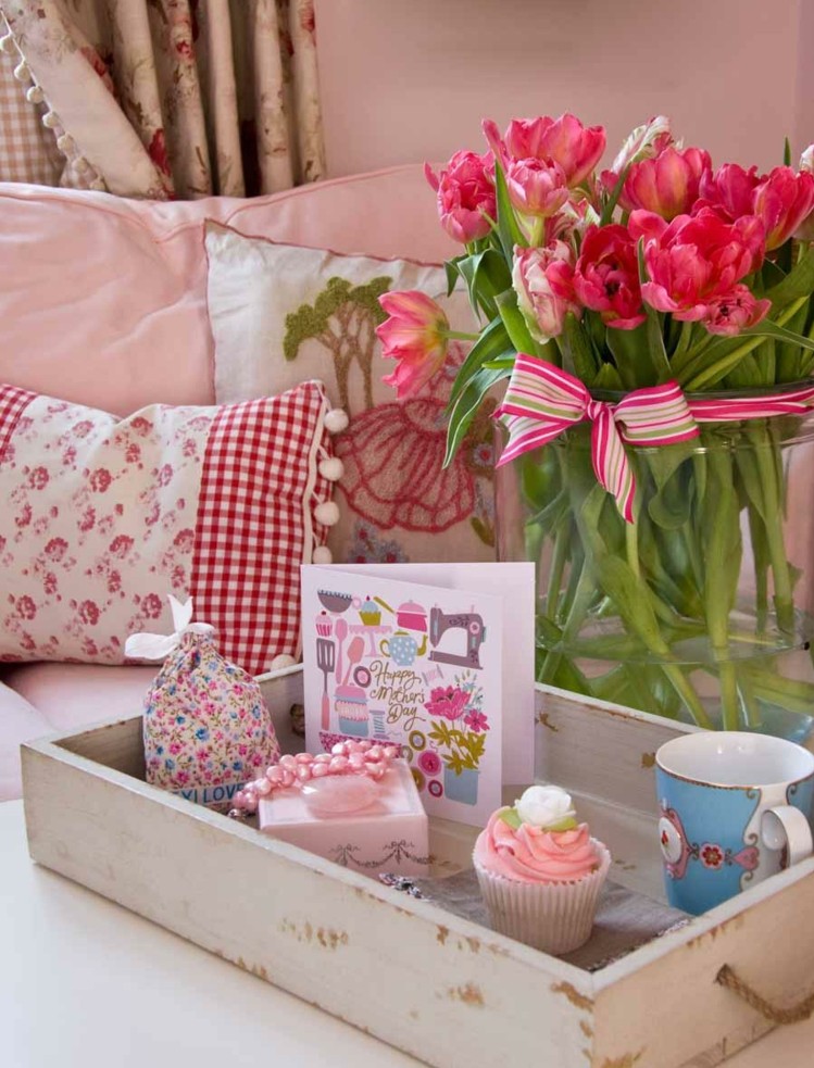 déco-table-fête-mères-petit-déjeuner-plateau-carte-bouquet-tulipes