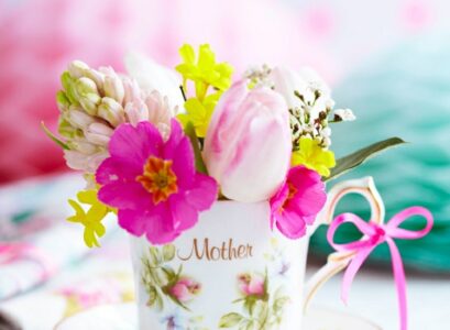 déco-table-fête-mères-tasse-café-fleurs-printanières