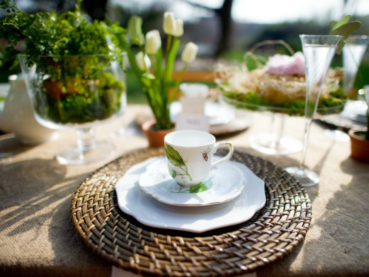 déco-table-fête-mères-tulipes-blanches-tasse-porcelaine déco table