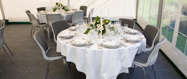 décoration de table mariage -centre-table-bouquet-marguerites