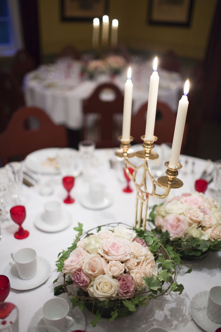 décoration de table mariage -centre-table-romantique-roses-chandelier