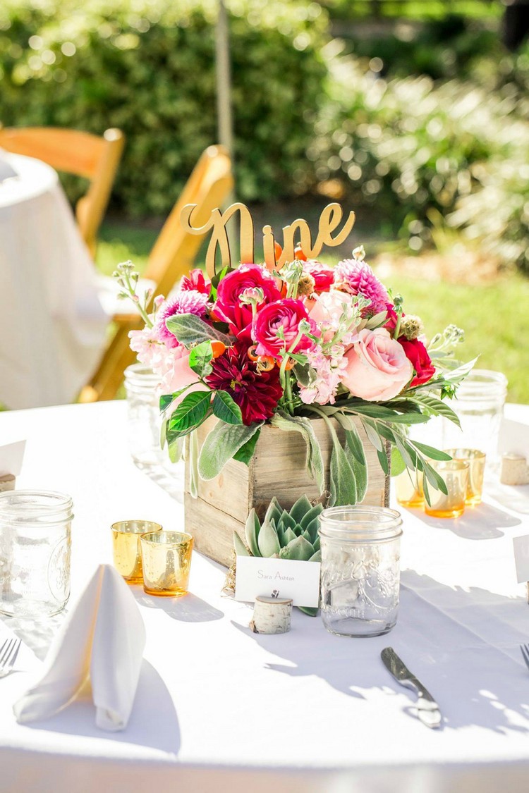 décoration de table mariage -centre-table-roses-pivoines-boite-bois
