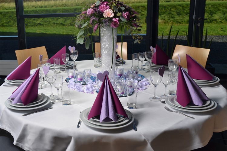 décoration de table mariage -centre-table-vase-cylindrique-bouquet-fleurs-rose-lilas