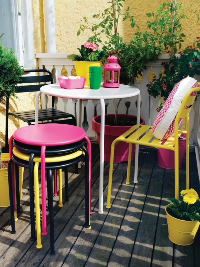 décoration-extérieur-balcon-chaises-métalliques-multicolores-lanterne-plantes