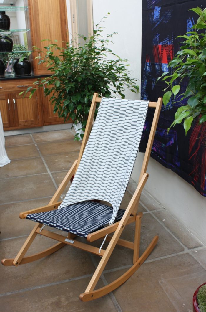 décoration-extérieur-chaise-bois-bascule-tapissée 