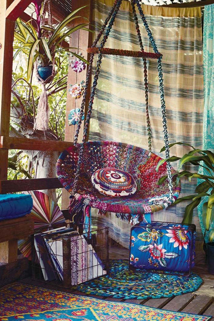 décoration-extérieur-hamac-tricoté-multicolore-plantes-tapis