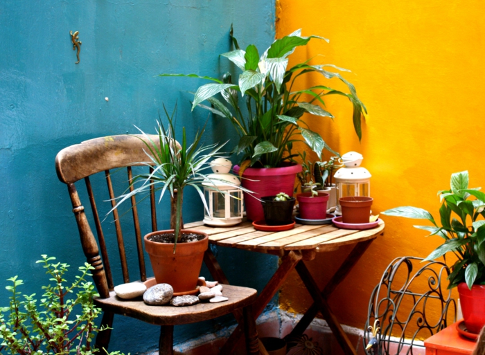 décoration-extérieur-plantes-vertes-table-chaise-bois-murs-peints