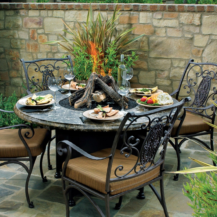 décoration-extérieur-table-chaises-fer-forgé-feu-ouvert-plantes décoration extérieur