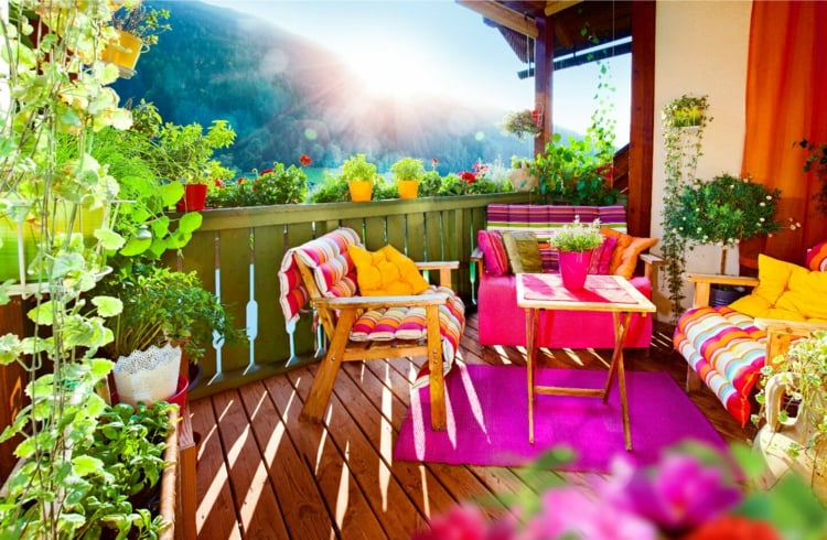 décoration-extérieur-tapis-galettes-multicolores-fleurs-balcon décoration extérieur
