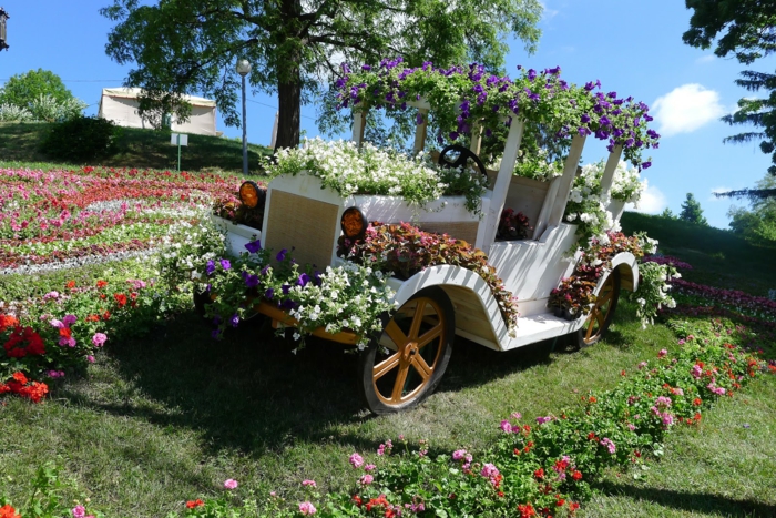 décoration-jardin-extravagante-automobile-rétro-végétalisé