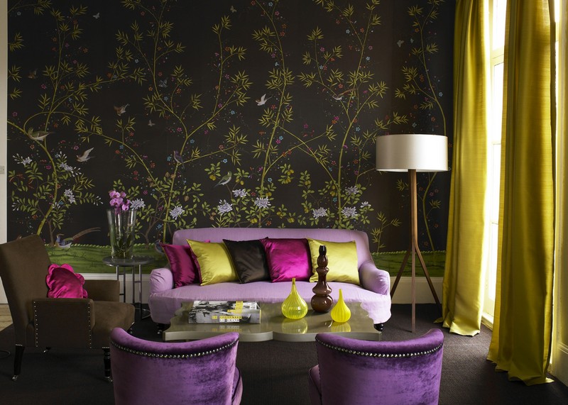 décoration salon -papier-peint-sombre-motifs-floraux-mobilier-lilas