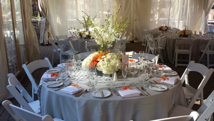décoration-table-mariage-accents-orange-chemin-chevrons