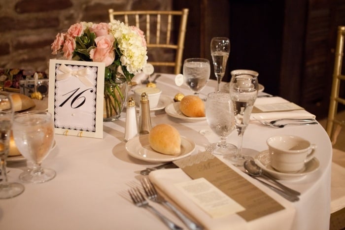 décoration-table-mariage-centre-table-discret-roses-hortensias