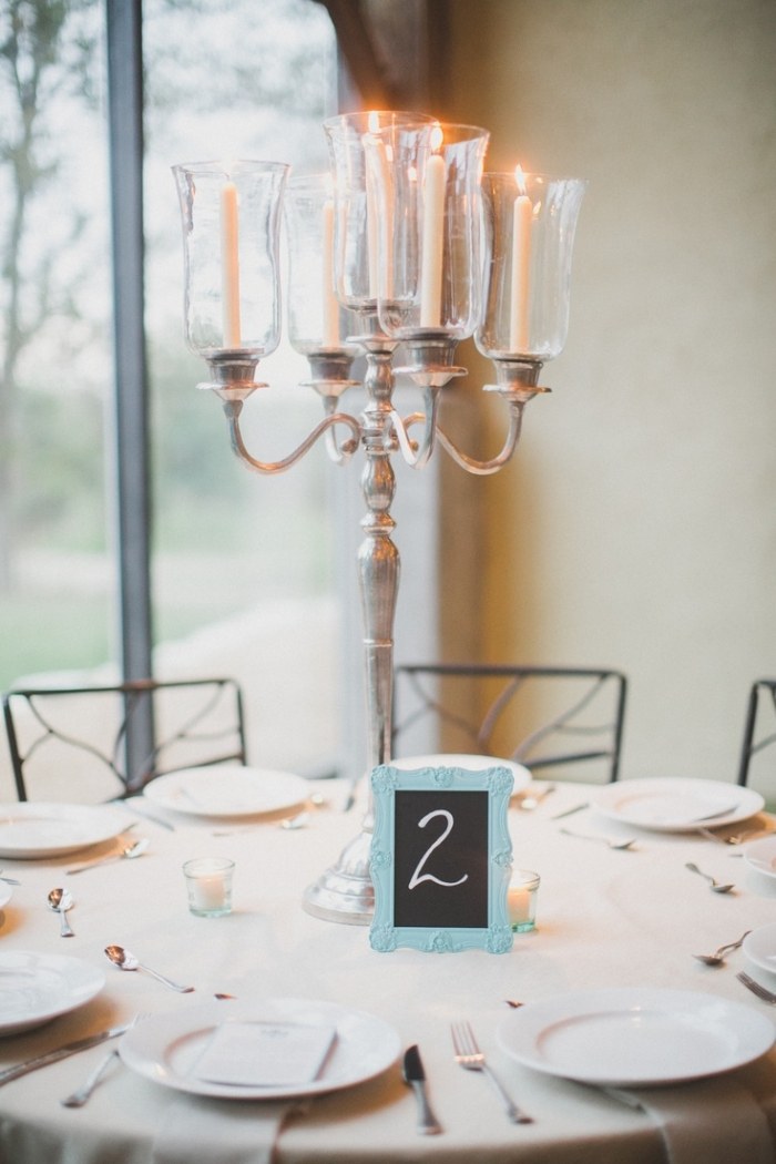 décoration-table-mariage-chandelier-haut-numéro-table