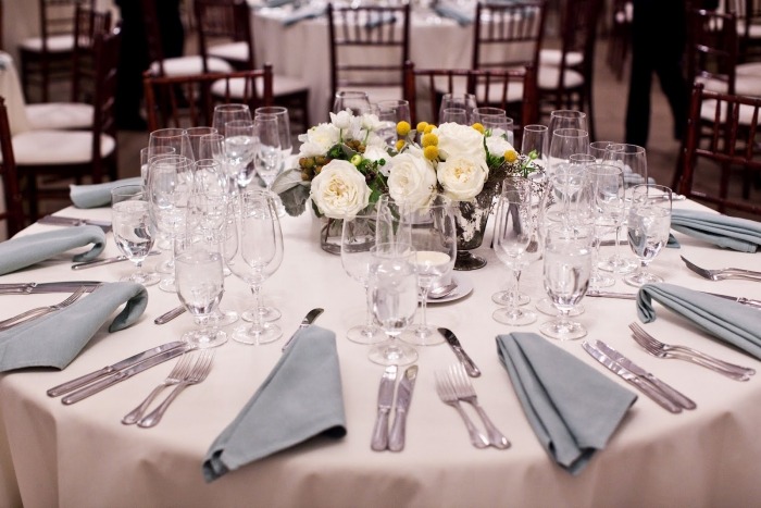 décoration de table mariage ronde-centre-table-roses-blanches