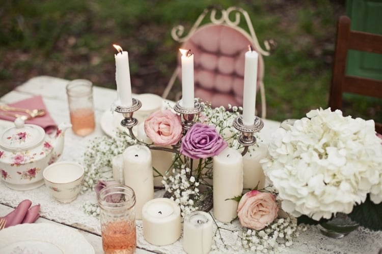 décoration vintage mariage plein air-bougies-chandeliers-hortensias