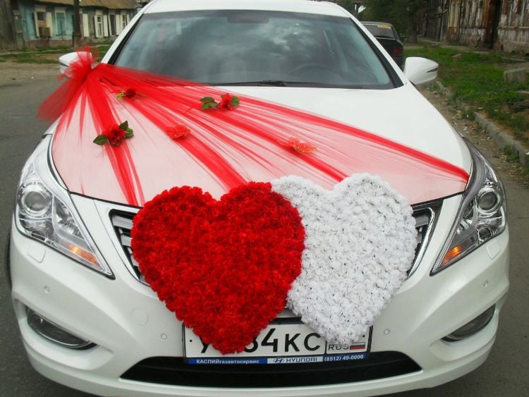 décration-voiture-mariage-coeurs-fleurs-rouges-blancs