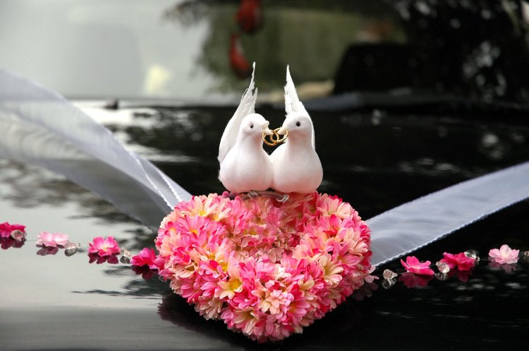 décration-voiture-mariage-idées-originales-coeur-fleurs-pigeons-décoratifs