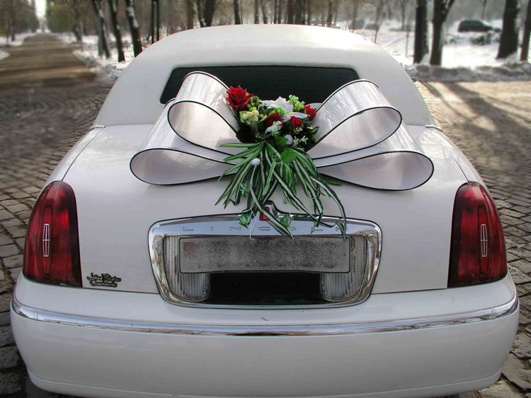 décration-voiture-mariage-idées-romantiques-ruban-fleurs