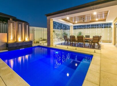 eclairage-jardin-guirlande-lumineuse-exterieur-coin-repas-piscine-revetement-sol-pierres