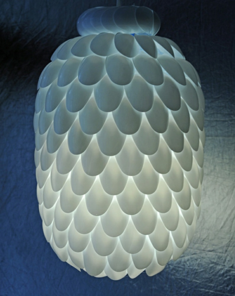 fabriquer-lampe-lustre-cuillères-plastique2 fabriquer une lampe