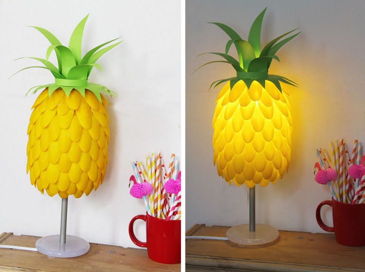 fabriquer une lampe -ananas-cuilleres-plastique-jaunes