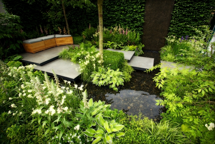 faire-bassin-de-jardin-banc-bois-plantes-vegetation-abondante