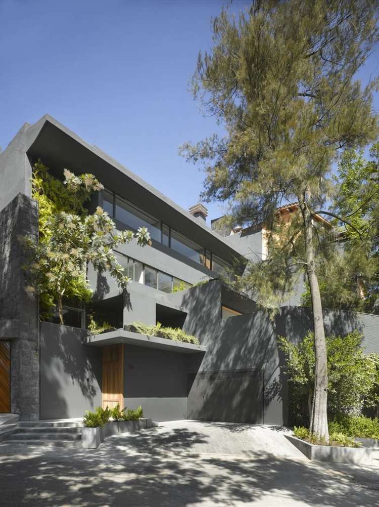 façade-grise-maison-luxe-Mexique-conçue-années-70