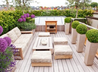 fleurs-balcon-plein-soleil-terrasse-bois-buis-boule-haie-vive-lavande-allium-pourpre