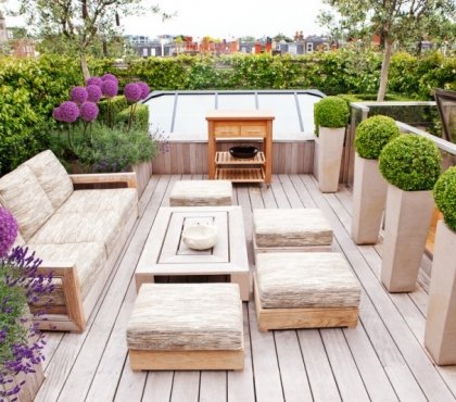 fleurs-balcon-plein-soleil-terrasse-bois-buis-boule-haie-vive-lavande-allium-pourpre