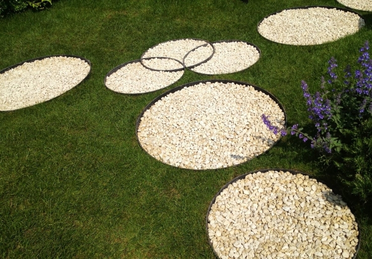 gravier-decoratif-idees-deco-forme-ronde-pelouse