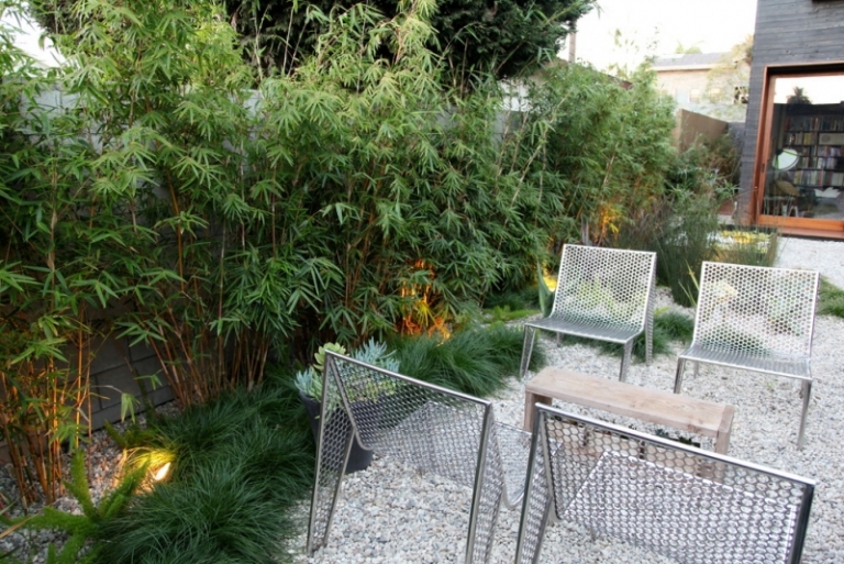 gravier-decoratif-jardin-bambou-chaises-métalliques-graminées