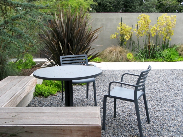 gravier-decoratif-jardin-banc-bois-pin-succulentes-table-chaises