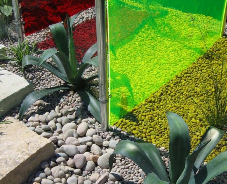 gravier-decoratif-jardin-galets-succulentes-paroi-verre