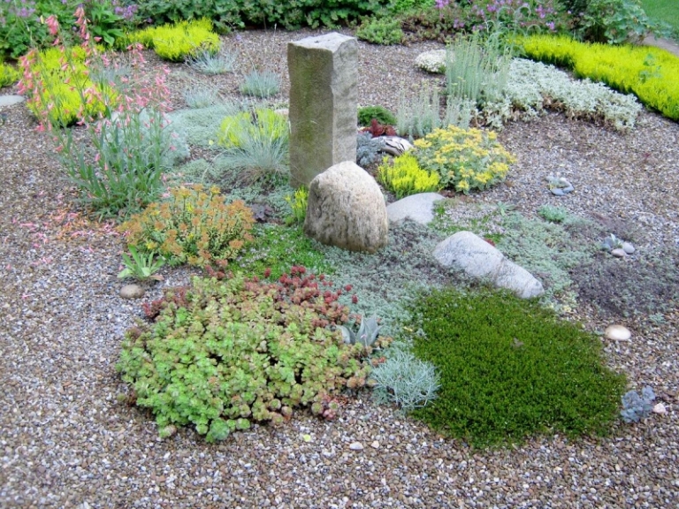 gravier-decoratif-jardin-look-naturel-plantes-vertes-rochers gravier décoratif