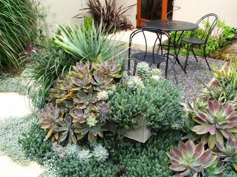 gravier-decoratif-jardin-succulentes-graminées-table-chaises gravier décoratif