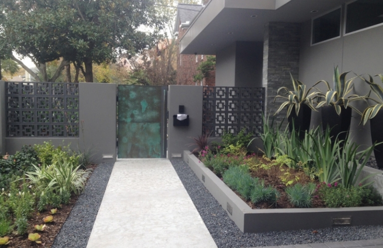 gravier-decoratif-jardin-succulentes-porte-acier-clôture-métallique