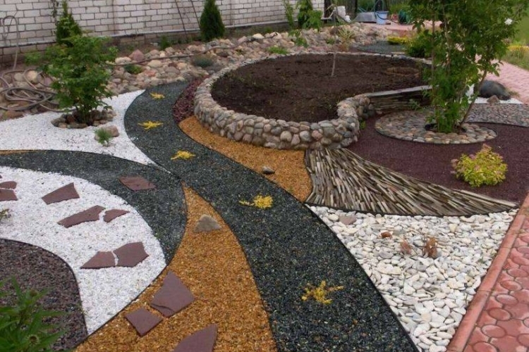 gravier-décoratif-concassé-galets-pierres-arbres
