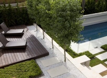 gravier-décoratif-terrasse-bois-chaises-longues-allee-jardin-dalle-pierre