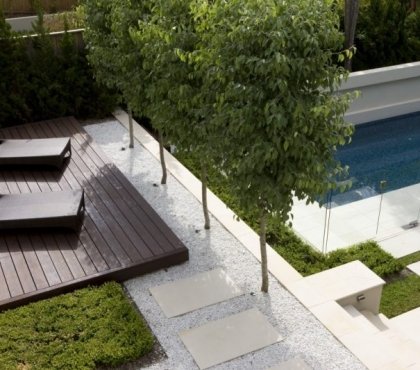 gravier-décoratif-terrasse-bois-chaises-longues-allee-jardin-dalle-pierre